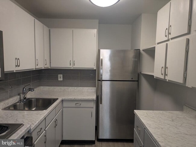 100 W Glenolden Ave