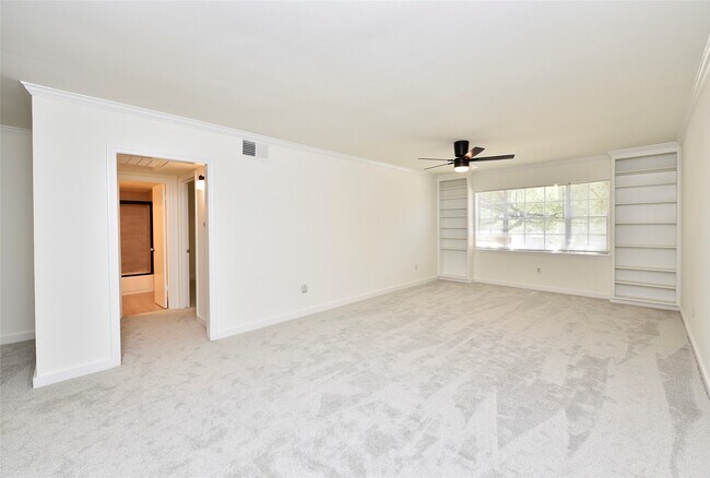 Building Photo - 2600 Bellefontaine Unit A21