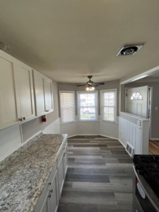 Photo - Beautifully maintained 3 bed - 1.5 Bath in Lincoln Park!