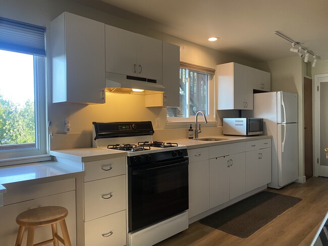Kitchen with Gas Stove - 12 Patricia Rd Casa