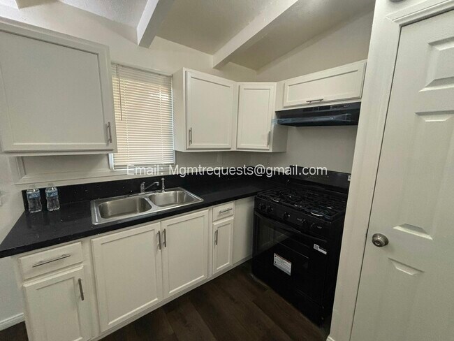 Photo - 1180 W Valencia Dr Unit 1184