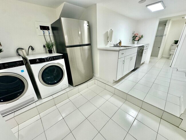 247 Clendenny Ave Unidad 1 (DUPLEX)