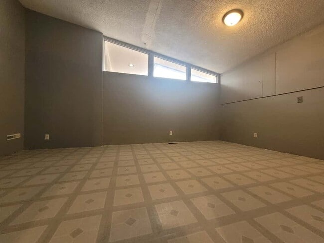 Photo - 704 W 1st St