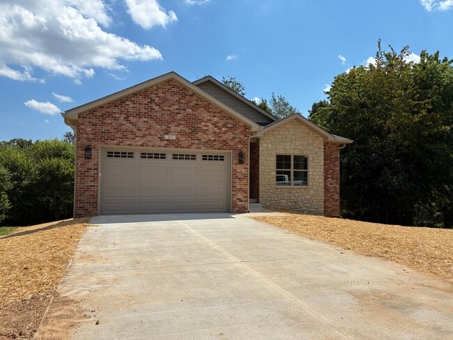 Building Photo - 102 Twin Lakes Dr