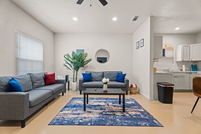 3115 N Grand Ave Unit 1