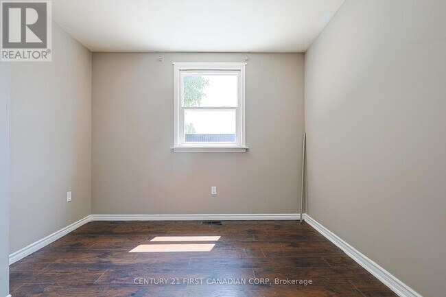 Photo - 1775 Oxford St E