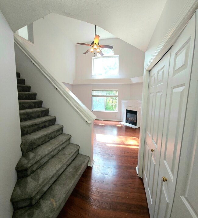 Photo - 3910 Old Elm Dr SE Unidad 0