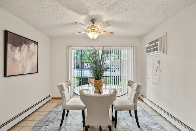 Riverwood Apartments Dining Area