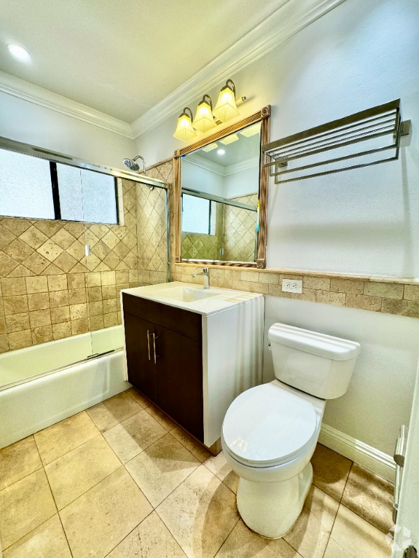 Building Photo - 1506 S Barrington Ave Rental