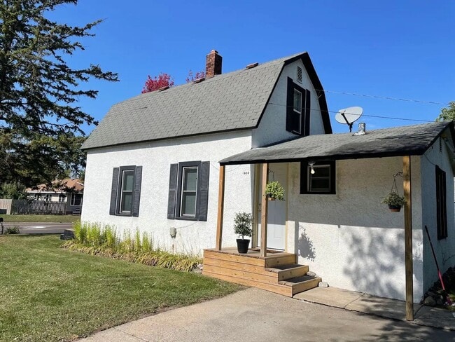 Photo - Cozy 3 bedroom, 1 Bathroom Home On Corner ...