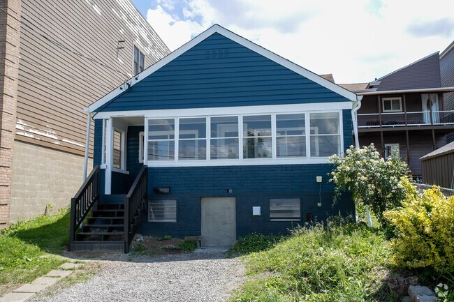 Building Photo - Available JUNE - 1 Bed off street parking,... Rental