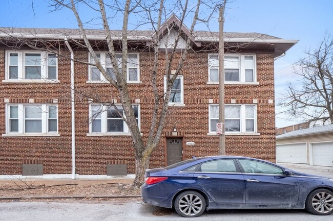 Photo - Straight-Back Studio (not a shoebox) Unidad 3915 2S