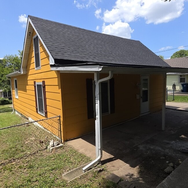 Photo - Cozy 3 bedrooms and 1 bath home located on S Pleasant St in Independence, MO
