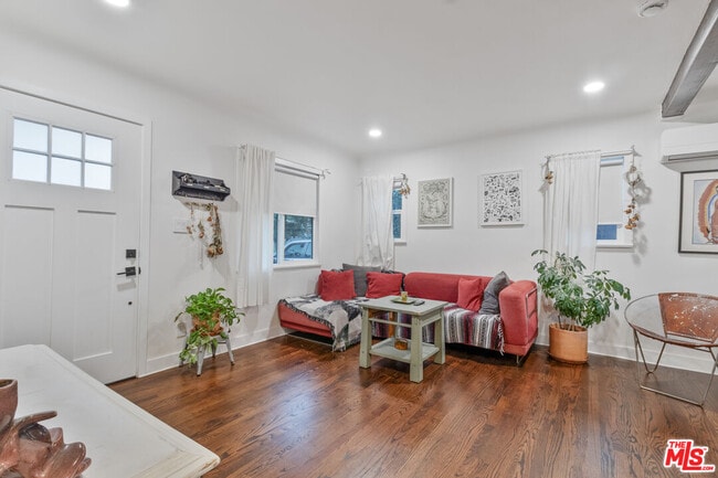 Photo - 4914 Malta St