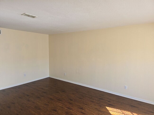 Photo - Charming 2 bedroom, 1.5 bathroom, 2 story ...