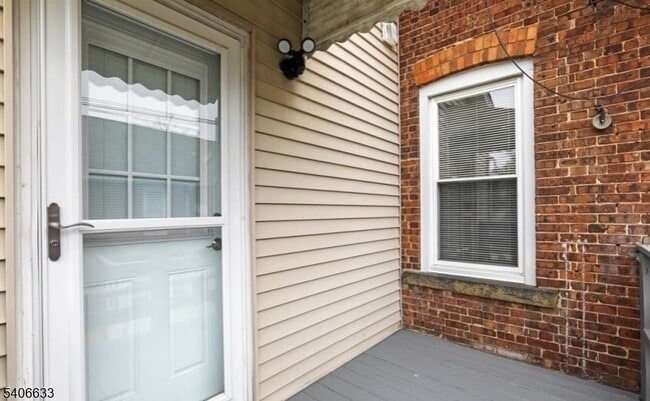 Building Photo - 414 Main St