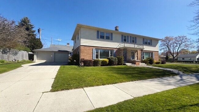 Building Photo - 3 Bed 1.5 Bath Near Lake Michigan