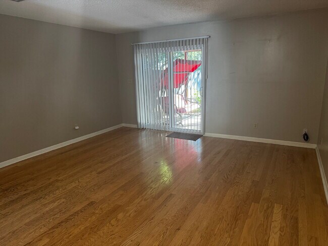 Photo - "Charming 2-Bed Townhouse Retreat with Mod...