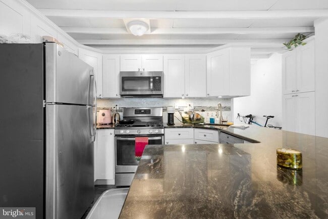 Building Photo - 530 Bainbridge St Unit 3F