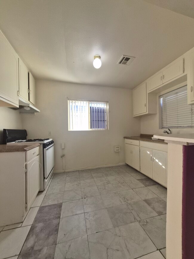 Photo - 45565 King St