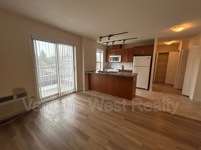 Photo - 598-598 Sutherland Ave