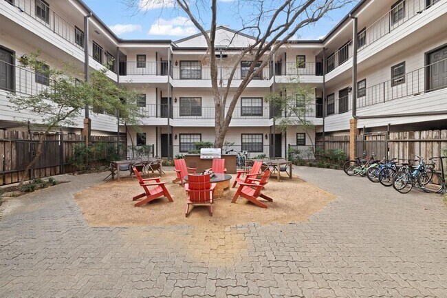 Photo - 203 E 31st St Unidad 308