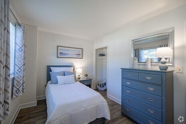 2BR, 1.5BA-968SF - Model - Bedroom