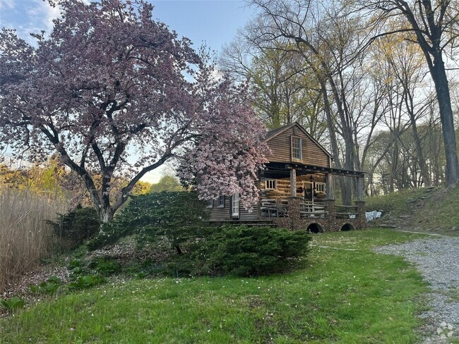 Building Photo - 227 Cedar Ln Rental