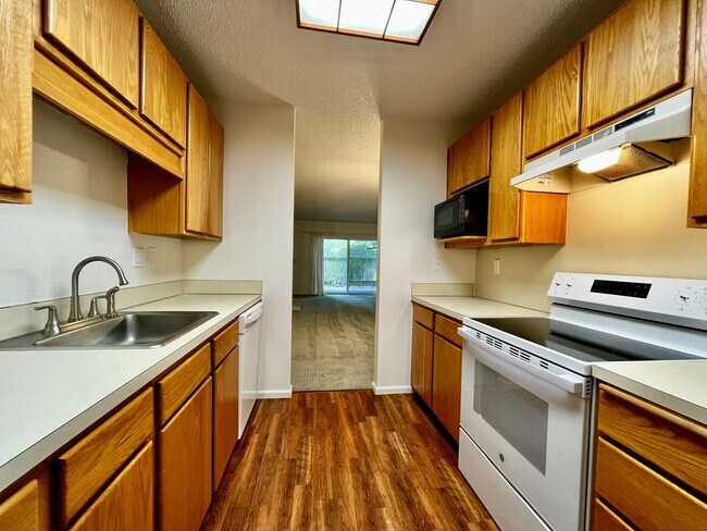 Photo - Available Now, Spacious One Level Bainbrid... Unidad # A4