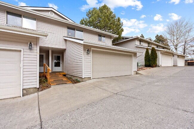 Nicely Done Townhome Next to St. Charles