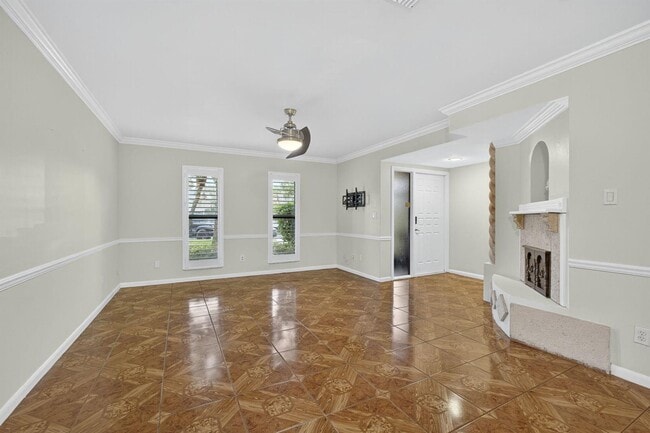Photo - 323 Sandtree Dr