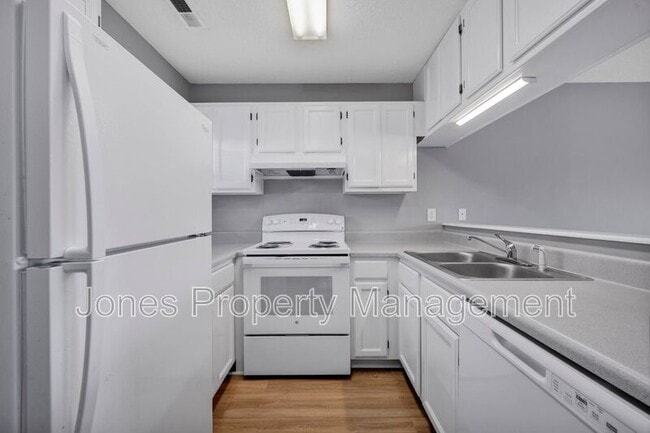 Photo - 305 Country Club Dr NE