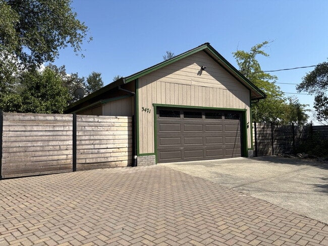 Building Photo - Beautifully updated home available in desi...