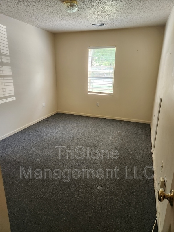 Photo - 213 Bishop Ln