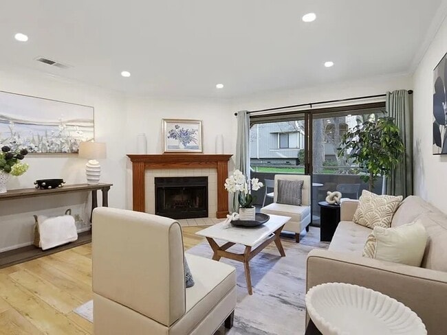 Living room - 1661 Braddock Ct Unit 1661