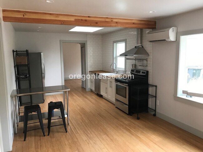 Photo - 3 Bedroom 2 bath home Whiteaker home near parks Unit 91 Lawrence