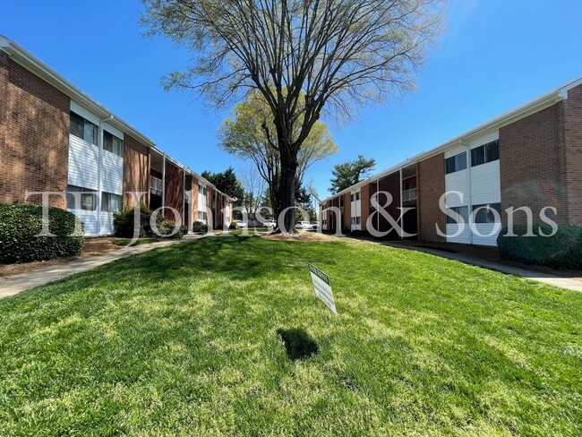 Building Photo - 1 Bedroom Minutes from The School of the A... Unit 2001 S Main 207 Rental