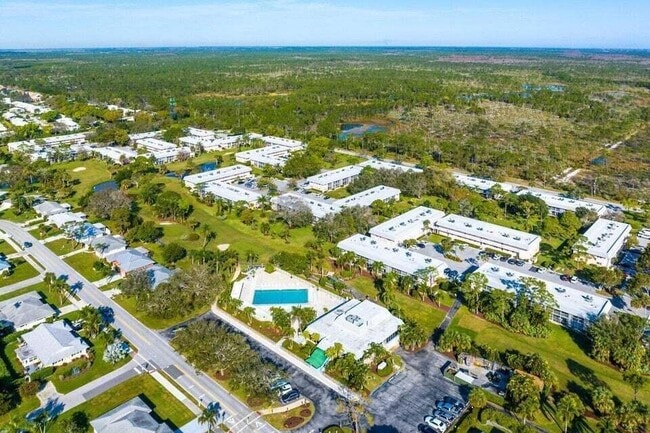 Building Photo - 18081 SE Country Club Dr Unit Bldg 10 100 Rental