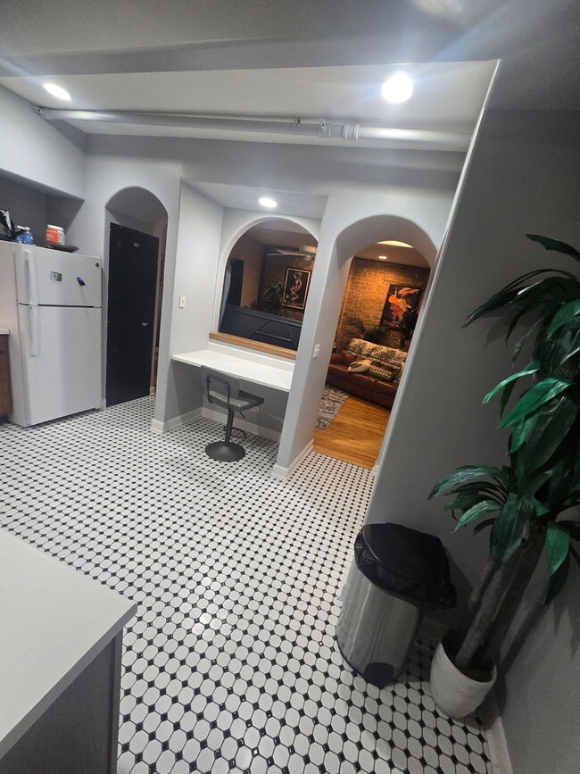 Photo - 520 N Milwaukee Ave