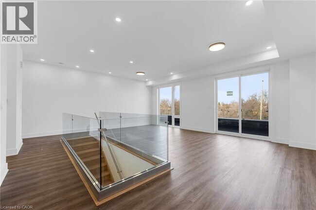 Photo - 166 EVERETT Cmn