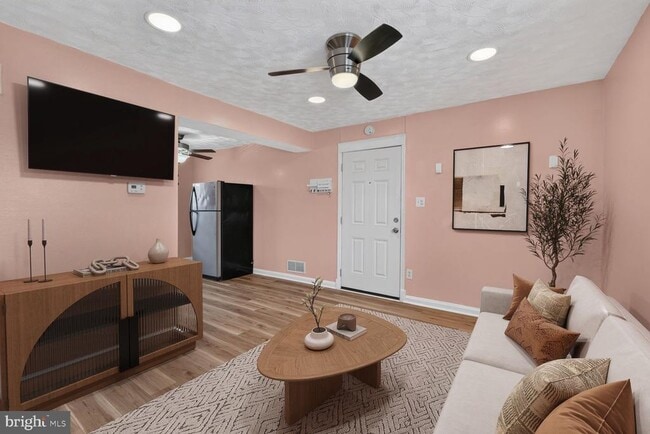 Photo - 2437 Iverson St