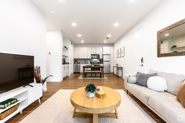 1BR, 1BA - 642SF - Living Room