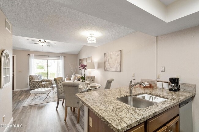 Photo - 719 E Lola Dr