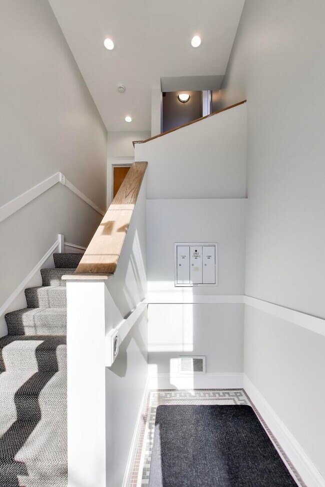 Photo - 2114 W Byron St Unit 1