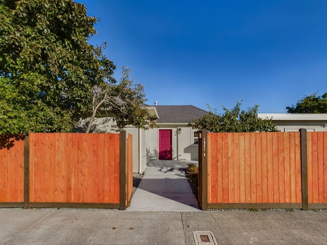 Building Photo - 1931 A St Unit 1931 A St. #B