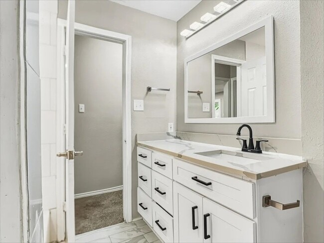 Photo - 213 W 5th St