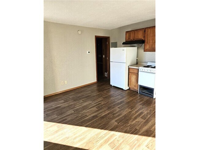 Photo - 905 E 5th St