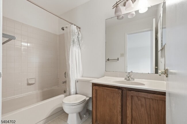 Photo - 374 Aldeburgh Ave