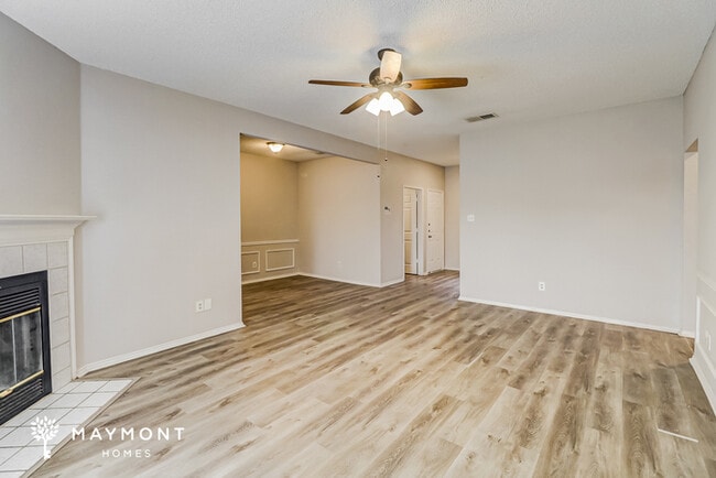 Photo - 1005 Meadowbend Dr