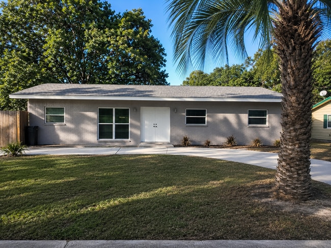 Building Photo - Recently renovated home in great neighborhood close to schools, parks, and shopping